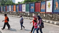 Mural Asian Games ini semakin menambah nilai estetis Jalan RE Martadinata, Jakarta Utara.