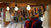 Suvenir berbahan bambu yang dijual setelah pertunjukan Tari Eisa selesai (Masaul/detikTravel)