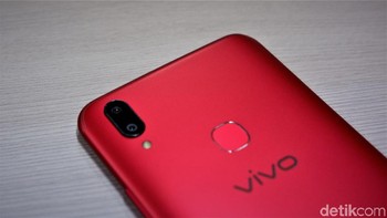 Terdapat kamera ganda di bagian belakang, ukurannya masing-masing 13 MP dan 2 MP. Ada pula sensor sidik jari di tempatkan di bagian tengah. Foto: Adi Fida Rahman/detikINET