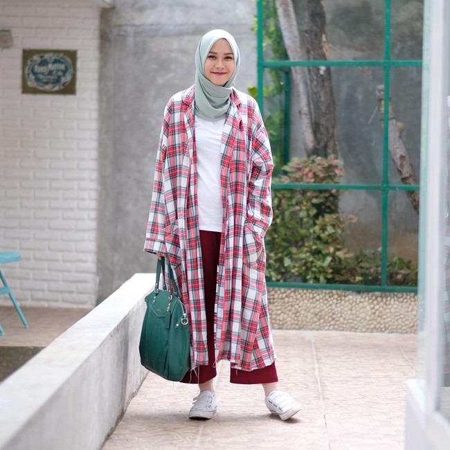 Tampaknya Zaskia juga gemar memadupadankan outerwear bermotif tartan atau kotak-kotak dengan busana yang ia pakai. Salah satu long outerwear ini ia dapatkan di sebuah toko di Jepang. Foto: Instagram/Zaskia Adya Mecca