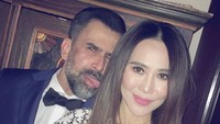 Pasangan suami-istri ini, yakni Jeremy Thomas dan Ina Indayanti. Menikah pada tahun 1994, Ina mengikuti agama Jeremy yakni Katolik. Foto: Dok. Instagram