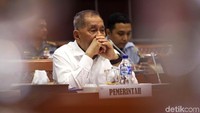 Menhan Ryamizard Ryacudu menyimak pertanyaan anggota Koimisi I DPR.