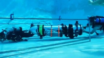 Kapal selam mini itu melakukan uji coba terhadap kemampuan kapal selam tersebut saat melewati medan sempit dan sulit. Foto: Twitter/ElonMusk