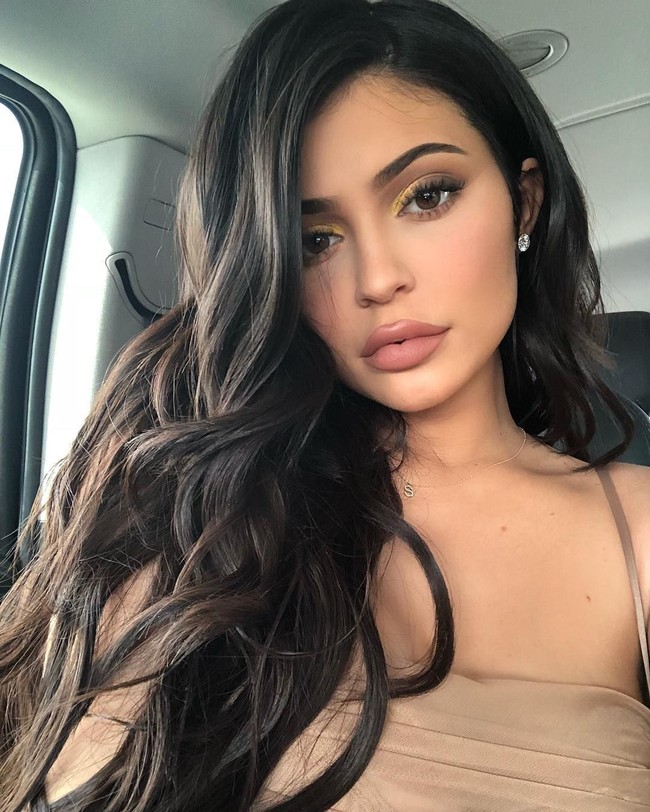 Hingga tren bibir tebal ala Kylie Jenner sangat populer. Banyak wanita mengikuti jejak Kylie dengan melakukan filler. Foto: Instagram