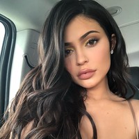 Hingga tren bibir tebal ala Kylie Jenner sangat populer. Banyak wanita mengikuti jejak Kylie dengan melakukan filler. Foto: Instagram