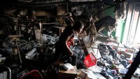 Para demonstran pun tak hanya melakukan aksi pembakaran kendaraan dan ban di tengah jalan. Mereka juga menjarah toko-toko yang ada di jalan-jalan Port au Prince. Andres Martinez Casaf/Reuters.