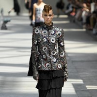 Koleksi-koleksi terbaru Chanel Haute Couture Fall/Winter 2018 dipamerkan dalam peragaan busana bertema High Profile di Paris, Prancis. Selasa 3/7/2018. [Foto: Pascal Le Segretain/Getty Images]