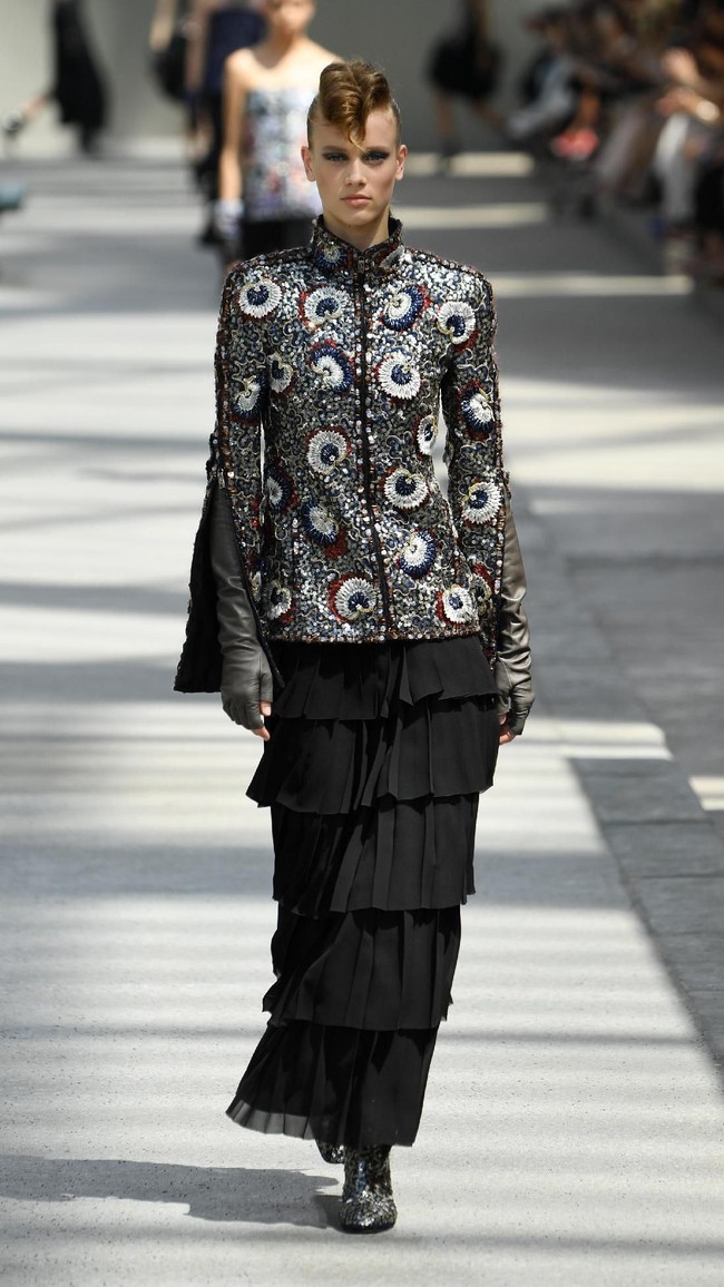 Koleksi-koleksi terbaru Chanel Haute Couture Fall/Winter 2018 dipamerkan dalam peragaan busana bertema High Profile di Paris, Prancis. Selasa 3/7/2018. [Foto: Pascal Le Segretain/Getty Images]