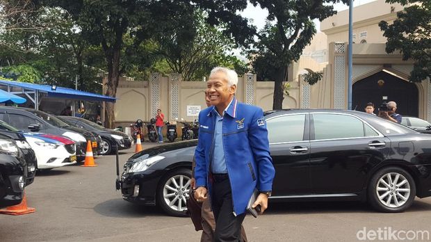 Wakil Ketua Dewan Pembina PD Agus Hermanto sebelum bertemu SBY.