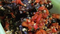 Nggak mau kalah, @sarahanggaraafria bikin sendiri paru balado. Potongan parungnya kelihatan garing dan sambal baladonya pedas mantap! Foto: Instagram