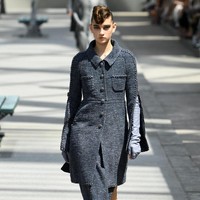 Koleksi-koleksi terbaru Chanel Haute Couture Fall/Winter 2018 dipamerkan dalam peragaan busana bertema High Profile di Paris, Prancis. Selasa 3/7/2018. [Foto: Pascal Le Segretain/Getty Images]