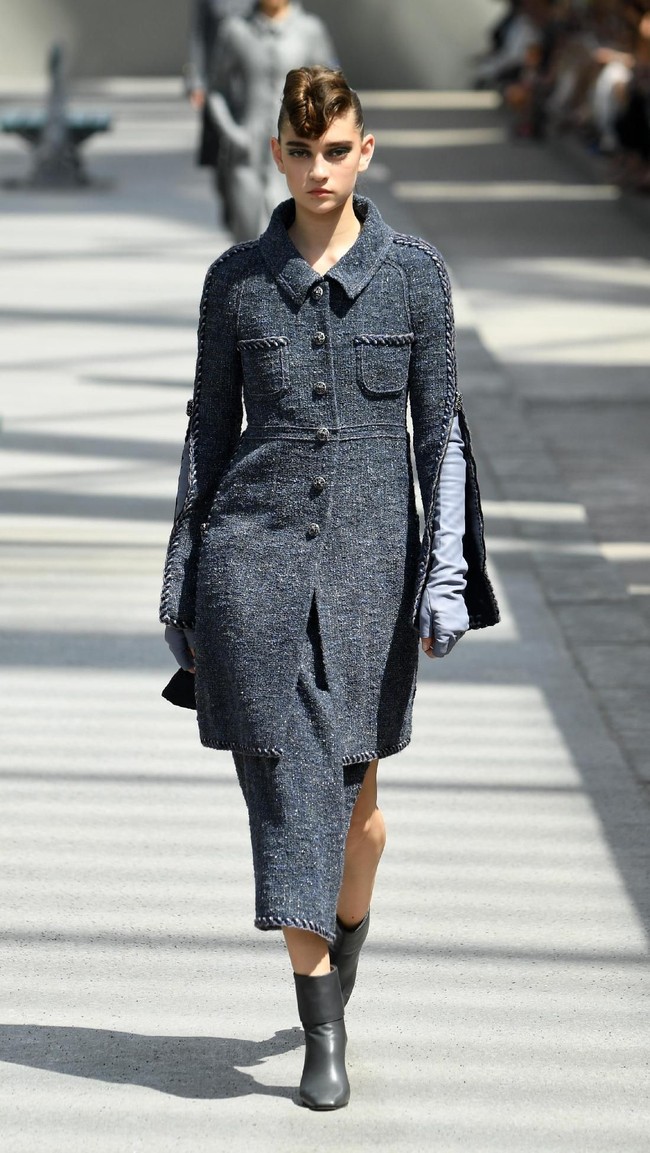 Koleksi-koleksi terbaru Chanel Haute Couture Fall/Winter 2018 dipamerkan dalam peragaan busana bertema High Profile di Paris, Prancis. Selasa 3/7/2018. [Foto: Pascal Le Segretain/Getty Images]