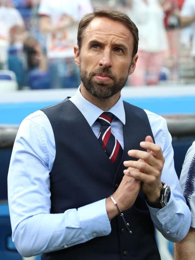 Inggris akan menghadapi Kroasia di babak semifinal Piala Dunia 2018 pada Kamis (12/7/2018) dini hari. Besar kemungkinan Gareth Southgate bakal tampil dengan gaya andalannya. Tapi apakah jimat andalannya itu cukup mampu membawa Inggris ke final? Kita tunggu jawabannya nanti. (Foto: Getty Images)