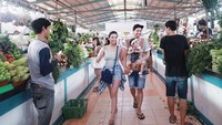 Ketika Nastusha kecil, Chelsea dan Glenn Alinskie terlihat kompak berbelanja ke pasar modern. Dengan sama-sama mengenakan baju garis-garis keduanya tampak berbelanja sayur mayur. Foto: Instagram @chelseaoliviaa