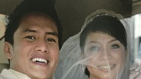 Choky Sitohang dan Melissa Aryanui menikah pada tahun 2010 lalu. Melissa sendiri anak dari seorang ustad dan mengikuti agama yang dianut Choky. Foto: Dok. Instagram