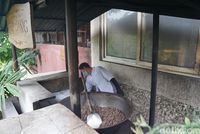 Biji coklat di sangrai (Syanti/detikTravel)