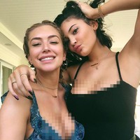 Baru-baru ini, Kylie pun tampil mengejutkan dengan bibirnya yang jauh lebih tipis dari sebelumnya. Secara tak terduga, Kylie mengaku tak lagi melakuan filler bibir. I got rid all of my filler, kata Kylie.  Foto: Instagram (@kyliejenner)