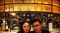 Bersama sang ibu, Tata Cahyani. Darma tampil kasual dengan balutan kaca mata, ketika makan malam bersama dengan sang ibu. Mirip seperti adik kakak, ya? Foto: Instagram @darmamh - Istimewa