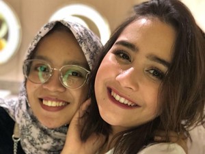 Kisah Siti Main ke Lokasi Syuting dan Jadi Asisten Prilly Latuconsina