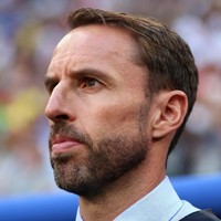 Begitu pula dasinya. Haram hukumnya bagi pelatih 47 tahun itu bila dasinya tak bermotif garis merah, putih dan hitam. (Foto: Getty Images)