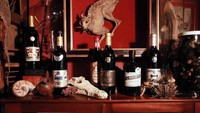 Di bar ini, pengunjung akan diajak masuk ke dalam museum yang dipenuhi hal-hal aneh. Seperti hewan yang diawetkan, hingga barang-barang unik dan langka. Foto: designmynight - Istimewa