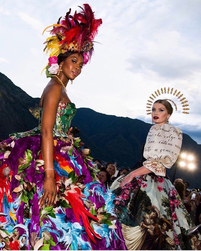 Di catwalk, Lady Kitty Spencer sempat bersandingan dengan model senior Naomi Campbell. Tak kalah dramatisnya, Naomi hadir dengan gaun penuh bulu. (Foto: Instagram/@kitty.spencer)