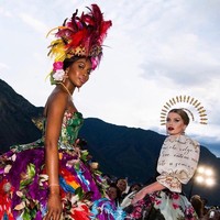 Di catwalk, Lady Kitty Spencer sempat bersandingan dengan model senior Naomi Campbell. Tak kalah dramatisnya, Naomi hadir dengan gaun penuh bulu. (Foto: Instagram/@kitty.spencer)