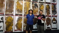 Pameran tunggal Tisna diberi judul Potret Diri Sebagai Kaum Munafik. Karya dengan judul serupa pernah digelar secara live saat pembukaan Museum MACAN Jakarta. Foto: Tia Agnes/detikHOT