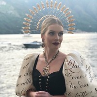 Uniknya, gaya perempuan 27 tahun itu dipercantik dengan headpiece emas yang menyerupai hiasan kepala pengantin Minang, suntiang. Hanya saja bentuknya lebih minimalis. (Foto: Instagram/@kitty.spencer)