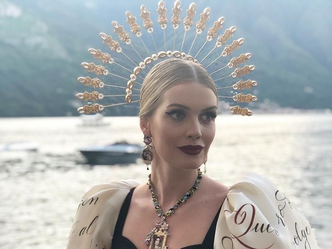Uniknya, gaya perempuan 27 tahun itu dipercantik dengan headpiece emas yang menyerupai hiasan kepala pengantin Minang, suntiang. Hanya saja bentuknya lebih minimalis. (Foto: Instagram/@kitty.spencer)