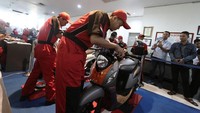 Peserta teknisi Yamaha harus melalui dua tahap pengujian, yaitu Tes Pengukuran dan Perawatan Dasar Sepeda Motor, lalu Tes Perbaikan Sepeda Motor dan Komunikasi Konsumen. Metode pengujian dan alat yang digunakan menggunakan standar global Yamaha seperti di negara-negara lain. Dok. Yamaha.