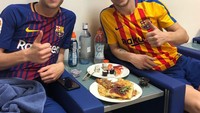 Bersama rekan satu timnya, Rakitic asyik menikmati sepiring sushi dan makanan lainnya. Yummy! Foto: instagram @ivanrakitic