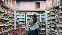Ke supermarket, Febby Blink terlihat kebingungan memilih camilan. Serius banget ya, mau beli apa? Foto: Instagram @febbyrastanty