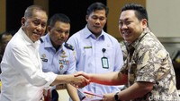 Menhan Ryamizard Ryacudu (kiri) menerima pandangan Fraksi PDIP dari Charles Honoris.