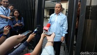 Waketum Partai Demokrat Syarief Hasan tiba di kediaman SBY di Jl Mega Kuningan VIII, Jakarta Selatan, Senin (9/7/2018). Sebelum masuk ke rumah SBY, Syarief sempat menjelaskan maksud kedatangannya.