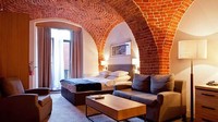 Hotel ini ada di Polandia, ketika masuk ke gedung hotel ini punya langit-langit berkapel tinggi dan lengkungan batu bata merah yang kental akan nuansa abad ke-16. Istimewa/Fodors.com