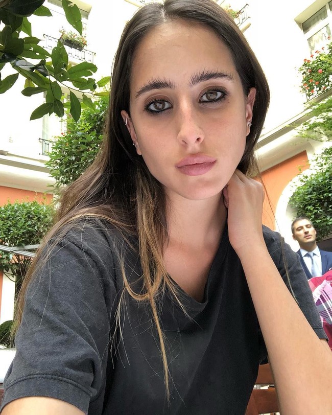 Taleedah adalah model Arab Saudi pertama yang pernah berjalan untuk Paris Couture Week. Tentu hal tersebut adalah sebuah prestasi bagi gadis seusianya. Apalagi tak banyak wanita dari negara asalnya yang menjadi model internasional. Foto: Instagram @taleedah