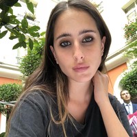 Taleedah adalah model Arab Saudi pertama yang pernah berjalan untuk Paris Couture Week. Tentu hal tersebut adalah sebuah prestasi bagi gadis seusianya. Apalagi tak banyak wanita dari negara asalnya yang menjadi model internasional. Foto: Instagram @taleedah