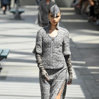 Koleksi-koleksi terbaru Chanel Haute Couture Fall/Winter 2018 dipamerkan dalam peragaan busana bertema High Profile di Paris, Prancis. Selasa 3/7/2018. [Foto: Pascal Le Segretain/Getty Images]