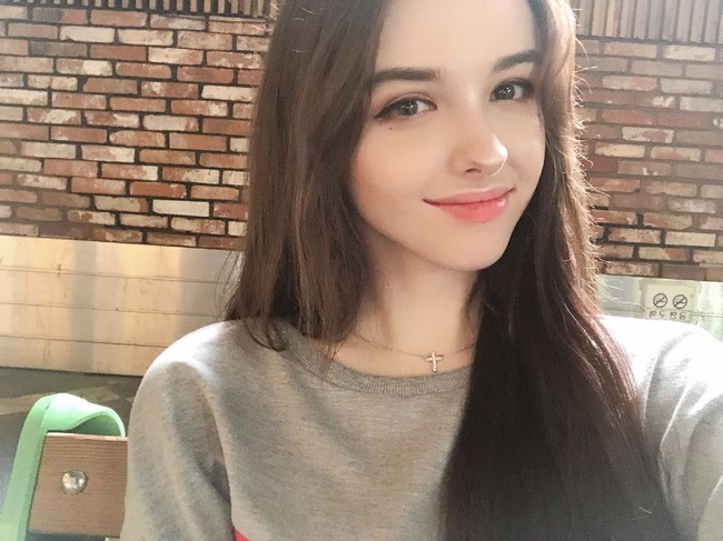 Karimova merupakan model yang lahir di Uzbekistan dan kini tinggal di Korea Selatan.Foto: Instagram @elina_4_22