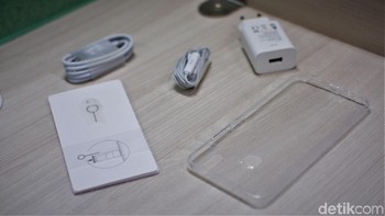 Sejumlah aksesori yang disertakan dalam kotak penjualan. Foto: Adi Fida Rahman/detikINET