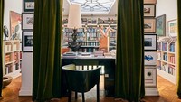 Ruang kerja Lagerfeld dipenuhi dengan berbagai buku dan lukisan. Istimewa/Mansionglobal.com