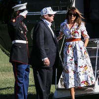 Pilihan ibu satu anak ini memang berbeda dari biasanya. Melania Trump kerap terlihat mengandalkan gaun-gaun berpotongan elegan tanpa motif. Tapi kali ini, seperti dikabarkan Popsugar, ia membuat pengecualian dengan memakai gaun yang bila dilihat dari dekat bermotif burung beo. (Foto: Getty Images)