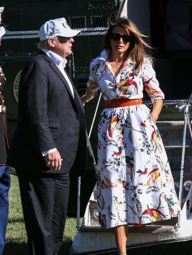 Pilihan ibu satu anak ini memang berbeda dari biasanya. Melania Trump kerap terlihat mengandalkan gaun-gaun berpotongan elegan tanpa motif. Tapi kali ini, seperti dikabarkan Popsugar, ia membuat pengecualian dengan memakai gaun yang bila dilihat dari dekat bermotif burung beo. (Foto: Getty Images)