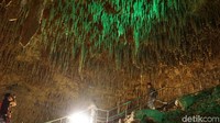 Saat di dalam gua terlihat tata lampu ciamik yang menjadikan stalaktit juga stalakmit jadi lebih menarik. Ada ribuan jumlahnya bahkan ratusan ribu menggantung dan sangat instagramable (Masaul/detikTravel)