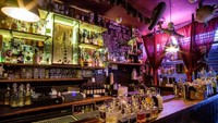  Dengan tata ruang, dan teknik cahaya yang pas. The Last Tuesday Society menawarkan pengalaman nongkrong di bar yang unik dan menarik. Foto: designmynight - Istimewa
