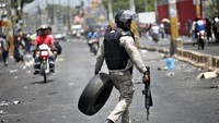 Akibat aksi protes tersebut dikabarkan sedikitnya 3 orang tewas. Andres Martinez Casaf/Reuters.
