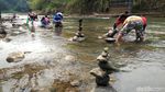 Foto: Serunya Rock Balancing di Sungai Citanduy Ciamis