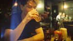 Gantengnya Pachara Chirathivat, Aktor Thailand Saat Sedang Kulineran