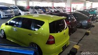 Total sekitar 120 mobil turut serta memamerkan karya modifikasinya.